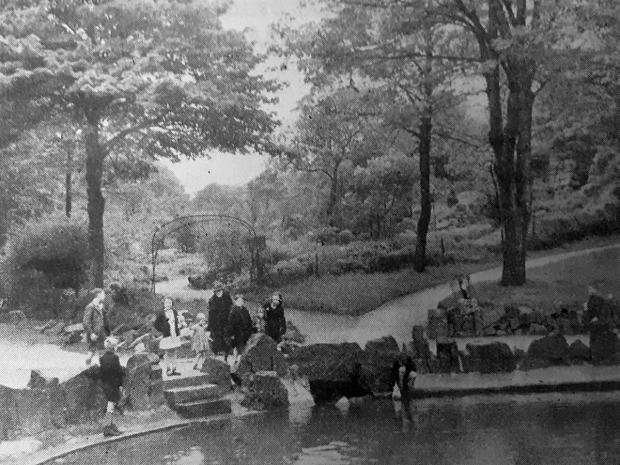 Bradford Telegraph and Argus: Youngsters paddling at the botanical gardens in Lister Park, Manningham